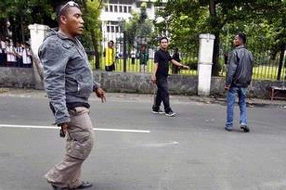 Dua kelompok pemuda terlibat aksi serang di Jalan Ampera Raya, Jakarta Selatan, Rabu (29/9/2010). Kejadian yang berlangsung sekitar satu jam mengakibatkan tiga orang tewas dan sedikitnya tiga angkutan umum rusak berat. 