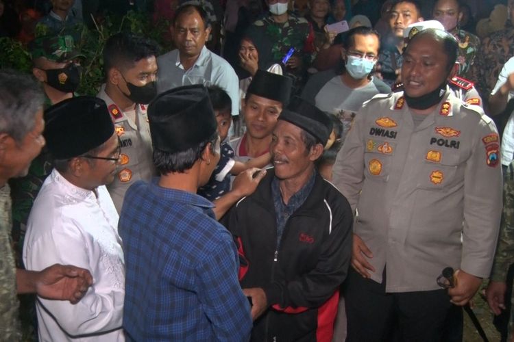 Setelah dinyatakan hilang selama puluhan tahun, Muhadi (jaket hitam) tiba di kampung halaman di Trenggalek Jawa Timur, Selasa (28/06/2022).