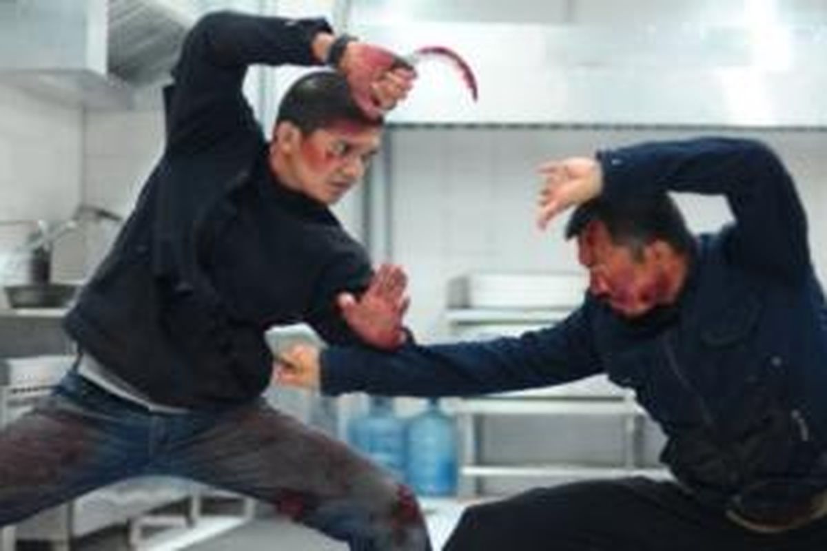 Iko Uwais dan Cecep Arif Rahman beraksi dalam The Raid 2: Berandal (2014).