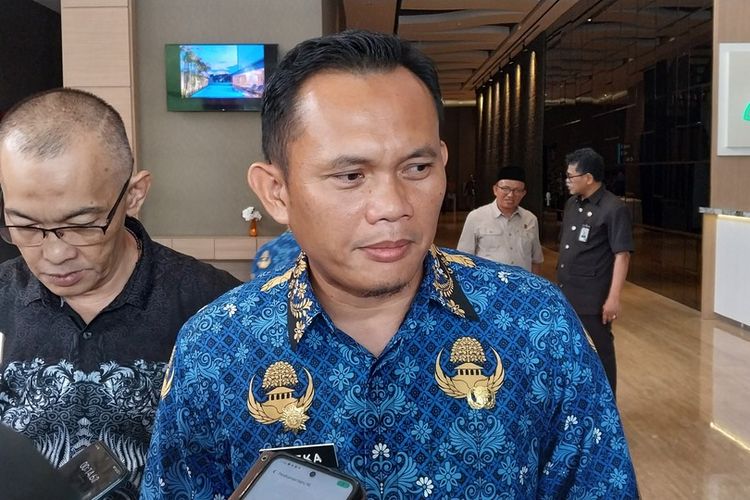 Penjabat (Pj) Wali Kota Tasikmalaya, Jawa Barat, Cheka Virgowansyah, saat diwawancara mengenai kepergian rombongan PNS-nya piknik ke Thailand di Hotel Aston, Tasikmalaya, Senin (18/11/2024).