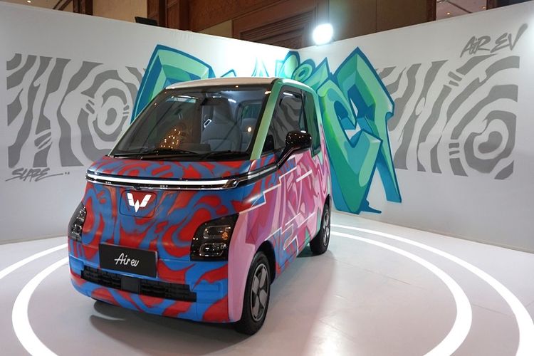 Wuling juga memamerkan kendaraan listrik besutannya, Air ev, dengan tipe Long Range, serta unit yang telah dikreasikan oleh Slaze, pada pameran otomotif Gaikindo di JCC, Jakarta. 