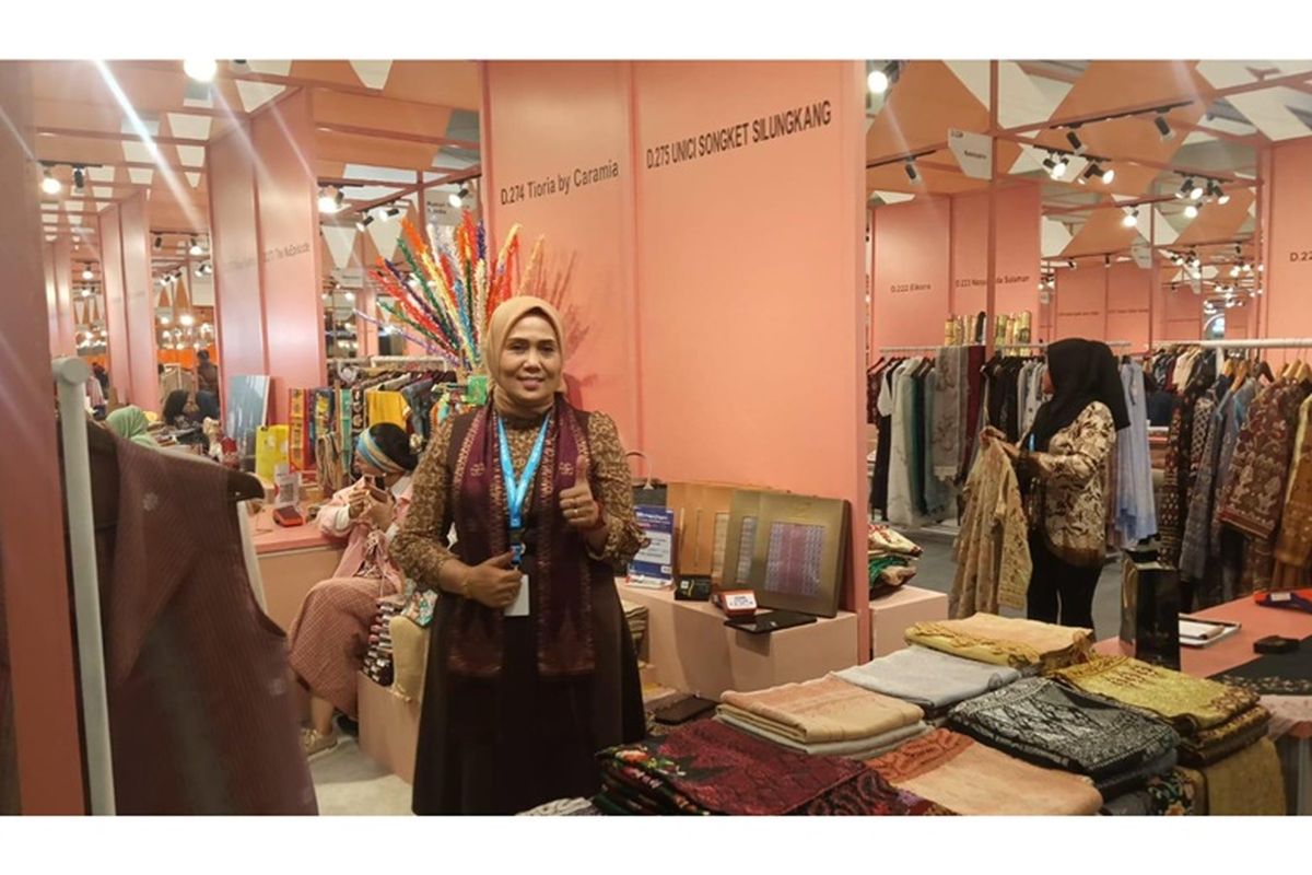 Fitri, pemilik UMKM Unici Songket Silungkang yang jadi peserta di BRI UMKM EXPO(RT) 2025. 