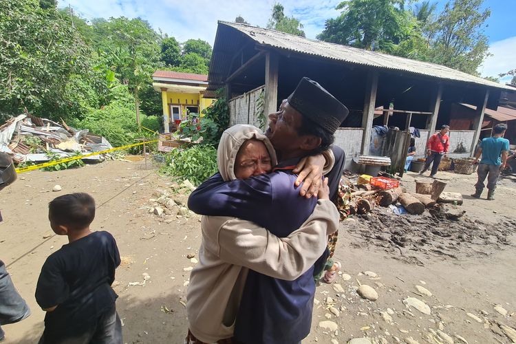 Tangis Iin Baby Sitter Pecah, Rumah Hancur dan 5 Anggota Keluarga Tewas akibat Longsor Deli Serdang