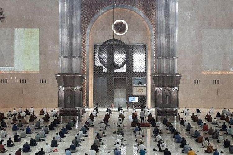 Suasana shalat Jumat di Masjid Istiqlal, Jakarta, Jumat (27/8/2021).