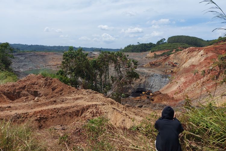 Kondisi jalan provinsi yang terletak di Desa Gunung Payung, Kecamatan Pinang Raya, Kabupaten Bengkulu Utara, Provinsi Bengkulu. Jalan provinsi di desa tersebut dikeruk perusahaan tambang batu bara sepanjang 3 kilometer.