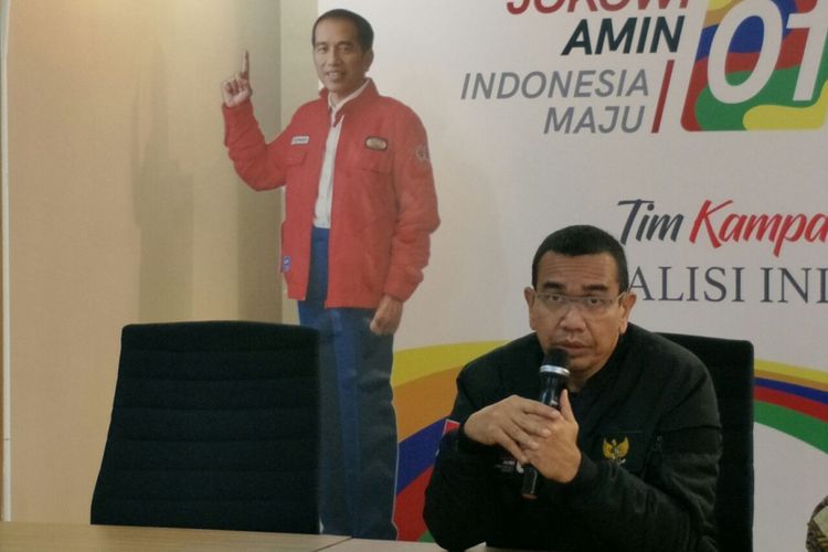 Juru bicara Tim Kampanye Nasional (TKN) Jokowi-Marud, Arya Sinulingga, ketika memberikan keterangan pers di Posko Cemara, Kamis (21/2/2019). 