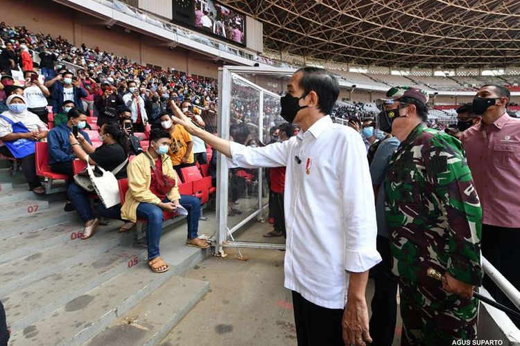 Presiden Joko Widodo meninjau program vaksinasi Covid-19 kepada masyarakat di Gelora Bung Karno (GBK), Jakarta, Sabtu (26/6/2021). Dalam peninjauannya, Jokowi mengatakan ia akan meminta Panglima TNI Hadi Tjahjanto, Kapolro Listyi Sigit dan Menteri Kesehatan Budi Gunadi Sadikin untuk memasok vaksin sebanyak mungkin ke daerah.