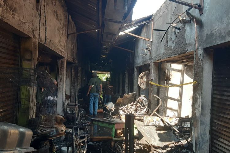 Diduga Akibat Percikan Api Las, 10 Kios di Pasar Klitikan Notoharjo Solo Terbakar