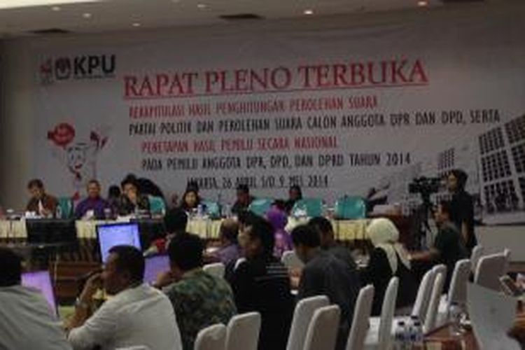 Rapat pleno terbuka rekapitulasi hasil penghitungan perolehan suara partai politik dan calon DPR dan DPD, di Gedung KPU Pusat, Jakarta, Sabtu (26/4/2014).