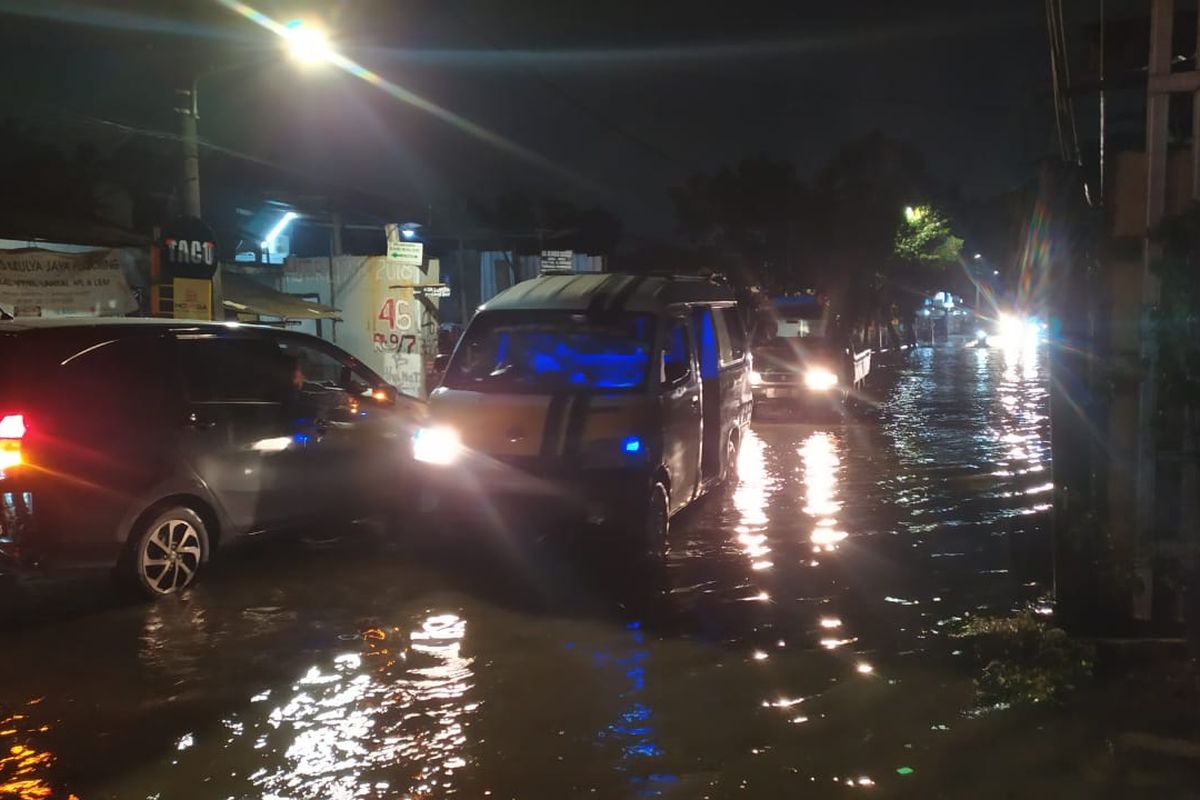 Genangan terjadi di Jalan Meruya Selatan, Kembangan, Jakarta Barat, dekat Puskesmas Meruya Utara sejak Senin (20/12/2021) sore. 