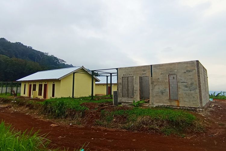 Sejumlah rumah hunian tetap (huntap) yang telah dibangun di lahan eks HGU PTPN VIII Goalpara di Kampung Baru Cibuluh, Desa Cijangkar, Kecamatan Nyalindung, Sukabumi, Jawa Barat, Selasa (2/4/2024).