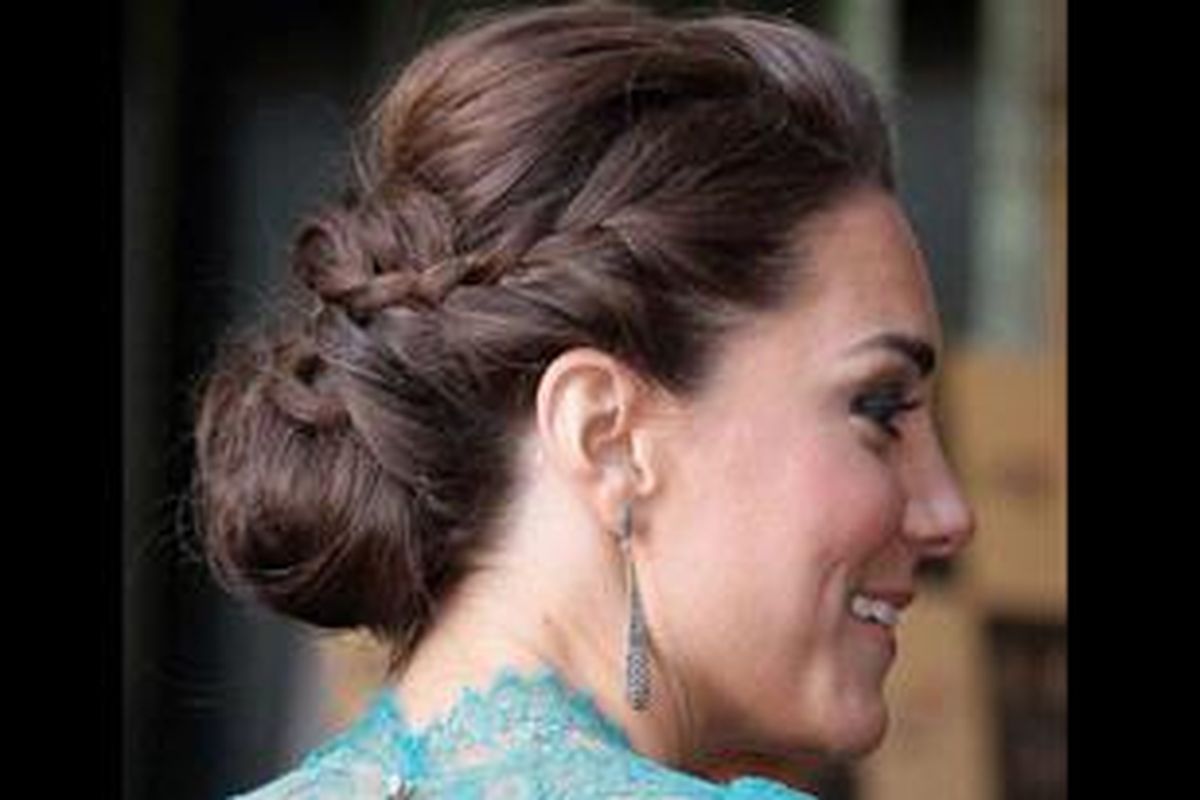 Gaya cepol ala sang puteri Catherine Duchess of Cambridge ini kaya detil dan bervolume.