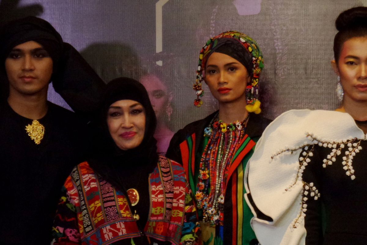 Desainer senior Naniek Rachmat bersama salah satu busana rancangannya pada preview Indonesia Fashion Week 2019 di kawasan Senayan, Jakarta Selatan, Rabu (23/1/2019).