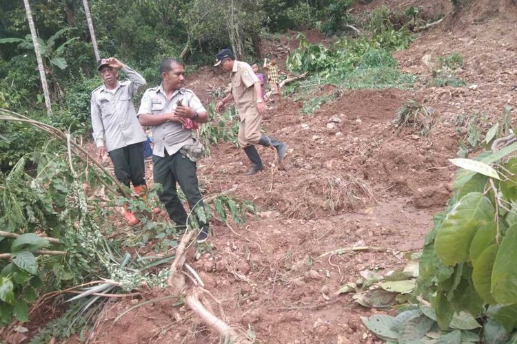 Camat Kuwus, Manggarai Barat, Frans Male berdiri di lokasi tanah longsor di Desa Suka Kiong, Kecamatan Kuwus, Kab. Manggarai Barat, Rabu, (8/1/2020). Sebanyak 43 jiwa diungsikan ke rumah gendang demi keselamatan mereka. (HANDOUT/Pemkam Kuwus/KOMPAS.com)