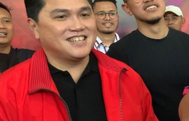 Raffi Ahmad (kanan) memberikan dukungan kepada Erick Thohir (kiri) yang resmi mencalonkan diri sebagai Ketua Umum PSSI periode 2023-2027 di GBK Arena, Senayan, Jakarta, Minggu (15/1/2023).