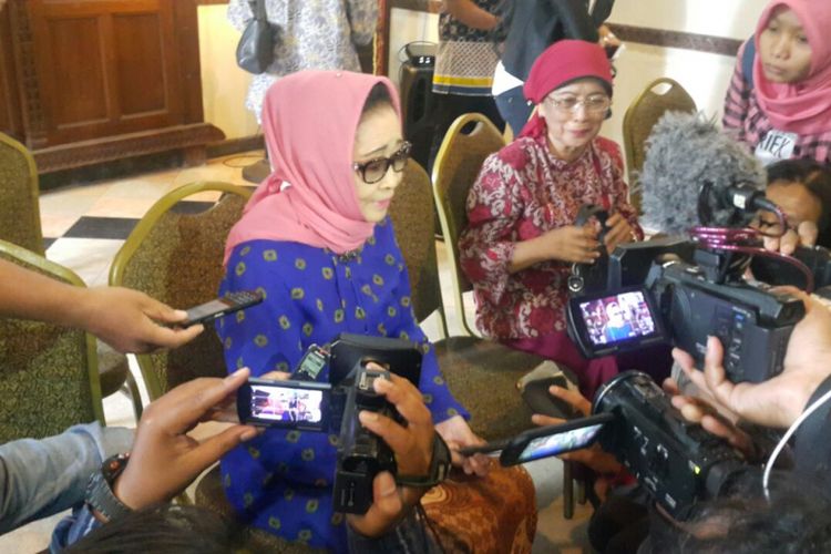 Perias Cempaka Sari, HS Sumaryono (kiri) yang akan merias Kahiyang Ayu, putri Presiden Jokowi yang akan menikah dengan Muhammad Afif Bobby Nasution di Gedung Graha Saba Buana Solo, Rabu ( 8/11/2017). 