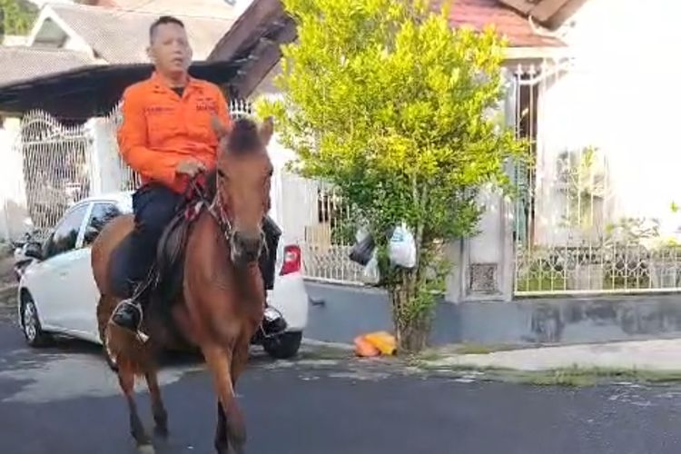 Hemat BBM dan Unik, Anggota Basarnas Sulut Pilih Tunggangi Kuda untuk Pergi Ngantor