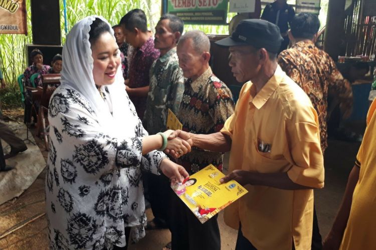 Titiek Soeharto Saat menyerahkan Bantuan kepada masyarakat desa Pengkol, Nglipar, Gunungkidul