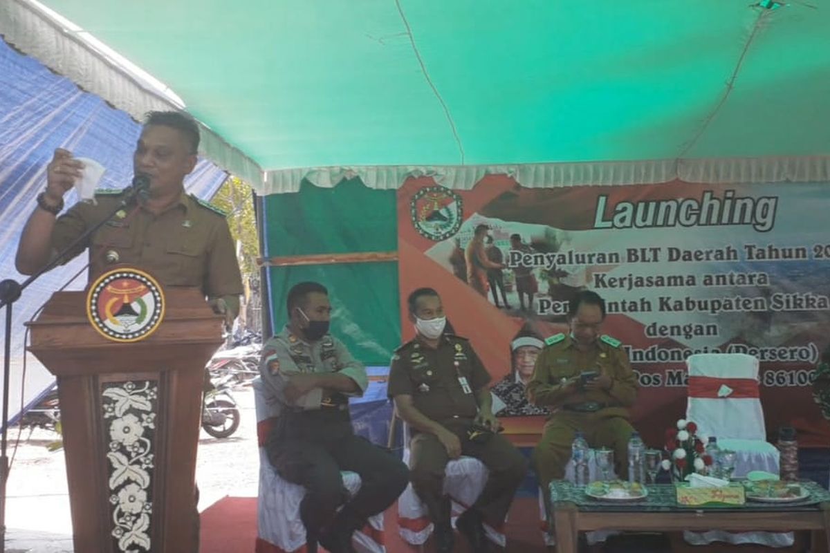  Foto : Bupati Kabupaten Sikka, Fransiskus Roberto Diogo saat memberikan sambutan dalam acara launching BLT dana desa di Kelurahan Kota Uneng, Kecamatan Alok, Kabupaten Sikka, NTT, Selasa (23/6/2020). 