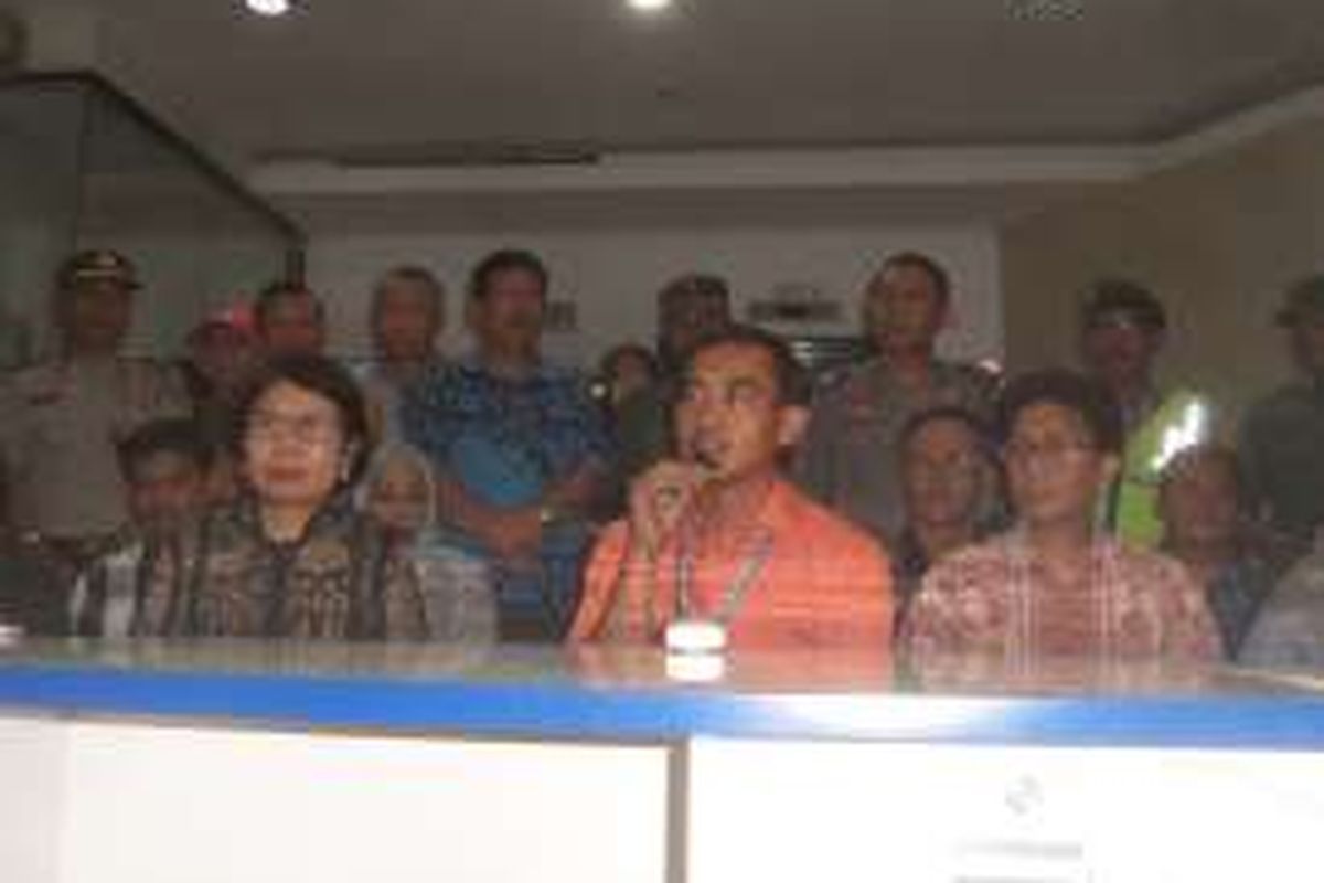 Kasubdit III Ditipideksus Bareskrim Polri, Komisaris Furqon Budiman (baju oranye) saat memberikan keterangan persnya di RS Harapan Bunda, Pasar Rebo, Jakarta Timur, Sabtu (16/7/2016).