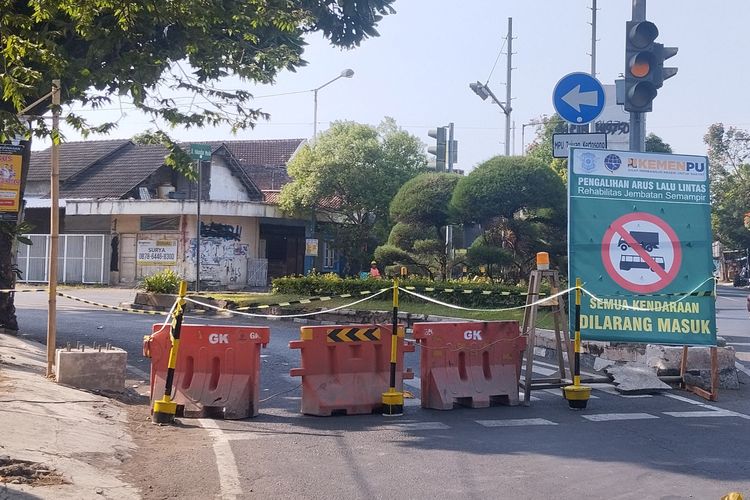Penutupan akses jembatan Semampir Kota Kediri, Jawa Timur,  untuk keperluan rehabilitasi hingga 12 Nopember 2025.