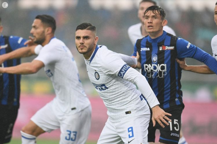 Mauro Icardi mendapat pengawalan ketat dari pemain lawan pada laga Atalanta vs Inter Milan di Stadion Atleti dAzzurri dalam lanjutan Liga Italia, 11 November 2018. 