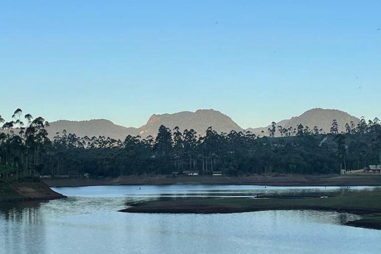 Situ Cileunca yang berada di Kecamatan Pangalengan, Kabupaten Bandung, Jawa Barat saat mengalami penurunan debit air akibat kemarau panjang beberapa waktu lalu