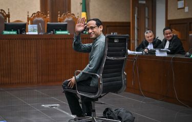Tersangka kasus dugaan korupsi dalam digitalisasi pendidikan pengadaan laptop Chromebook di Kemendikbudristek tahun 2019-2022 Nadiem Makarim melambaikan tangan ke arah wartawan sebelum sidang pembacaan dakwaan di Pengadilan Tipikor, Jakarta, Senin (5/1/2026). Sidang perdana yang sedianya digelar pada 16 Desember 2025 tersebut baru digelar awal Januari 2026 ini setelah Nadiem pulih pascaoperasi di rumah sakit. ANTARA FOTO/Bayu Pratama S/app/YU