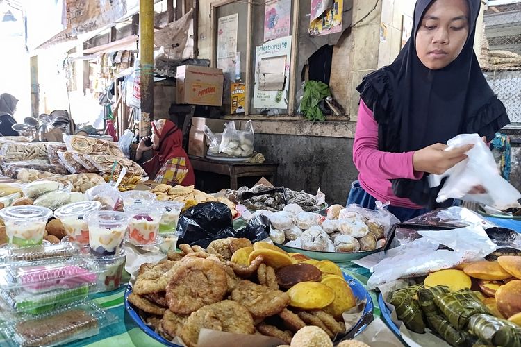 Dilema Pedagang Pasar di Mataram, Tetap Pakai Plastik meski Untung Berkurang