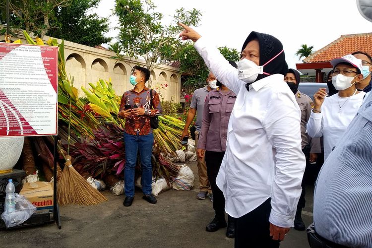 Menteri Sosial Tri Rismaharini mengamati pegawai kementerian sosial yang sedang mengepel marmer Makam Bung Karno di Kota Blitar, Sabtu sore (23/10/2021)