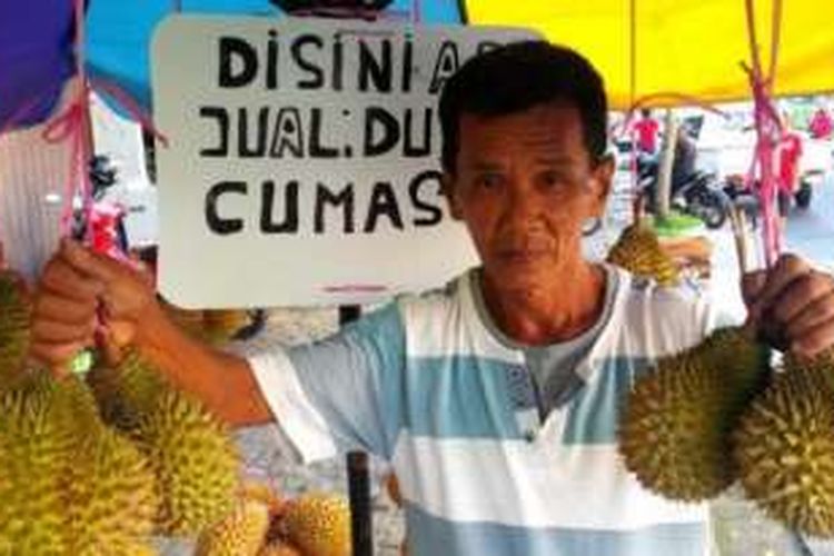 Durian Cumasi yang dijajakan Acing di jalan Mayor Syafri Rahman Pangkalpinang. 