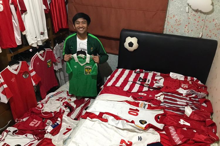 Budi Frastio dan jersey timnas Indonesia dari masa ke masa.