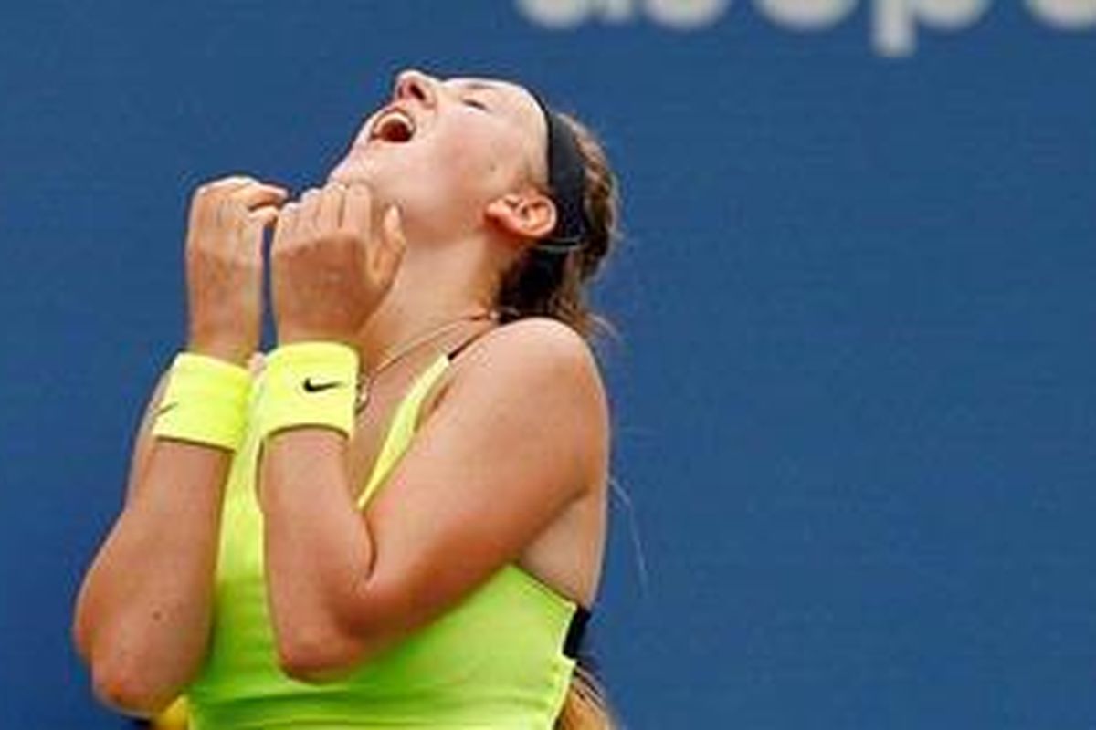 Petenis Belarusia Victoria Azarenka melaju ke babak semifinal AS Terbuka sekaligus mempertahankan posisinya di peringkat satu dunia.