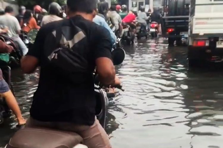 Potret Warga Medan Antre BBM di Tengah Banjir, Pengendara Pilih Bertahan Berjam-jam