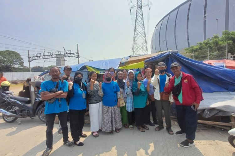 Sejumlah Warga Kampung Bayam tengah berkumpul di depan tendanya yang berlokasi di depan Jakarta International Stadium (JIS), Papanggo, Tanjung Priok, Jakarta Utara pada Senin (18/7/2022). 