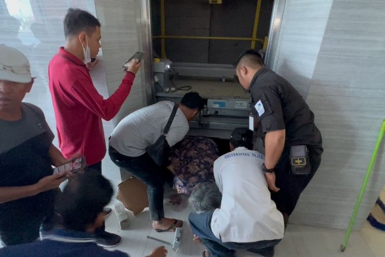 Petugas Damkar Makassar yang berupaya melakukan evakuasi dosen dan mahasiswi yang terjebak di dalam lift di Universitas Fajar, Jalan Prof Abdulrahman Basalamah, Kecamatan Panakkukang, Kota Makassar, Sulawesi Selatan (Sulsel), Jumat (3/11/2023) pagi.