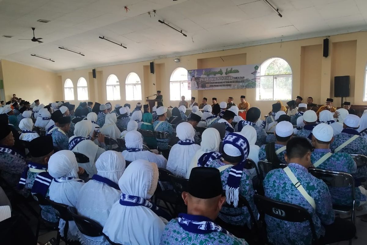 Suasana pemberangkatan calon jemaah haji Kloter o2 asal Cianjur, Jawa Barat di Asrama Haji Kantor Kemenag Cianjur, Sabtu (06/07/2019)