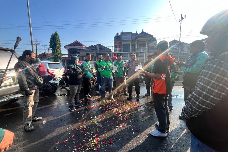 Sebelum Demo ke Surabaya, Ojol Pasuruan Tabur Bunga untuk Rekan yang Meninggal