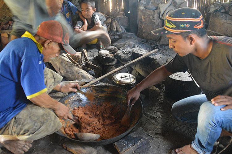 wisatawan lokal sedang Lait gola rebok atau semut khas Kolang di Kampung Tado, Desa Ranggu, Kecamatan Kuwus Barat, Kabupaten Manggarai Barat, Flores Barat, NTT, Minggu, (31/3/2019). Inilah destinasi alternatif diluar kawasan Taman Nasional Komodo di Kabupaten Manggarai Barat.