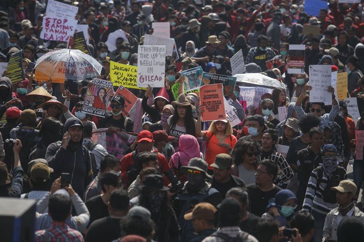 Ribuan mahasiswa mengikuti aksi Gejayan Memanggil #2 di simpang tiga Gejayan, Sleman, DI Yogyakarta, Senin (30/9/2019). Aksi unjuk rasa yang diikuti ribuan mahasiswa dari berbagai universitas di DI Yogyakarta itu untuk menolak segala bentuk pelemahan terhadap upaya pemberantasan korupsi serta mendesak Presiden Joko Widodo menerbitkan peraturan pemerintah (Perpu) pengganti undang-undang mengenai UU KPK. ANTARA FOTO/Hendra Nurdiyansyah/ama.