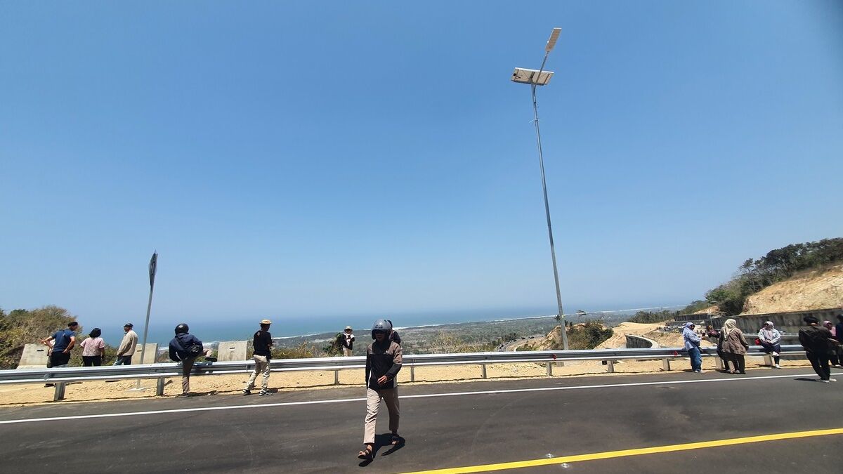 Despite Scenic Views, Drivers Are Prohibited from Stopping on the Shoulder of Kelok 23 Road in Yogyakarta