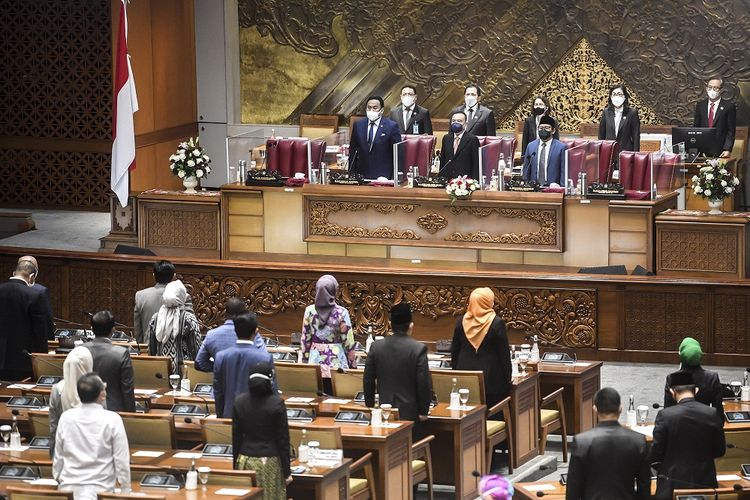 Wakil Ketua DPR Sufmi Dasco Ahmad (tengah), Rachmat Gobel (kiri), Muhaimin Iskandar (kanan) memimpin rapat Paripurna di Kompleks Parlemen, Senayan, Jakarta, Selasa (25/5/2021). Rapat paripurna tersebut beragendakan penyampaian pandangan fraksi-fraksi atas penyampaian pemerintah terhadap Kerangka Ekonomi Makro (KEM) dan Pokok-Pokok Kebijakan Fiskal (PPKF) RAPBN Tahun Anggaran 2022 dan penetapan mitra kerja. ANTARA FOTO/Muhammad Adimaja/rwa.