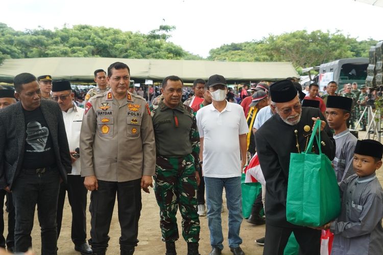Wali Nanggroe Aceh, Malik Mahmud Al Ahytar menyerahkan bantuan sembako secara tertulis kepada seorang anak yatim di banda Aceh, saat menghadiri Silaturahmi dan Doa Bersama Menuju Aceh Damai dan Sejahtera di lapngan Blang Padang Banda Aceh, Ahad, (4/12/2022).