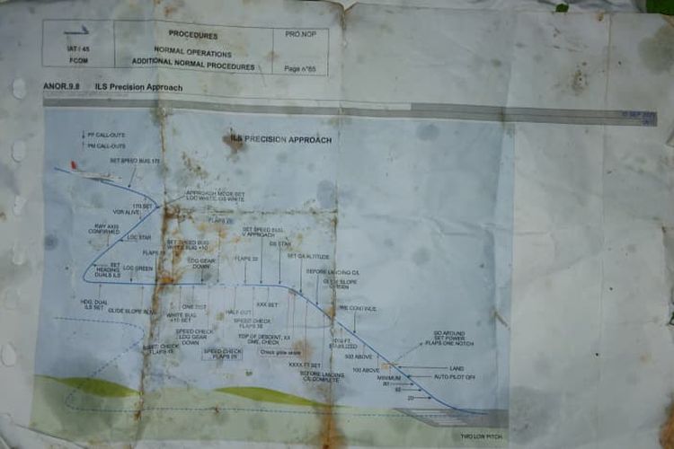 Serpihan barang diduga milik pesawat ATR 42-500 ditemukan di Gunung Bulusaraung di Kabupaten Pangkep, Sulawesi Selatan.