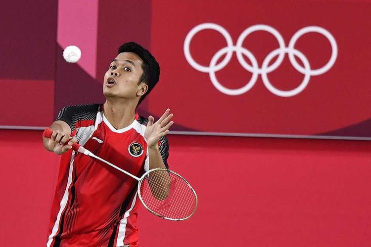 Pebulu tangkis tunggal putra Indonesia Anthony Sinisuka Ginting mengembalikan kok ke arah tunggal Guatemala Kevin Cordon dalam perebutan medali perunggu Olimpiade Tokyo 2020 di Musashino Forest Sport Plaza, Tokyo, Jepang, Senin (2/8/2021). Anthony menang dengan skor 21-11, 21-13, dan berhasil meraih medali perunggu.