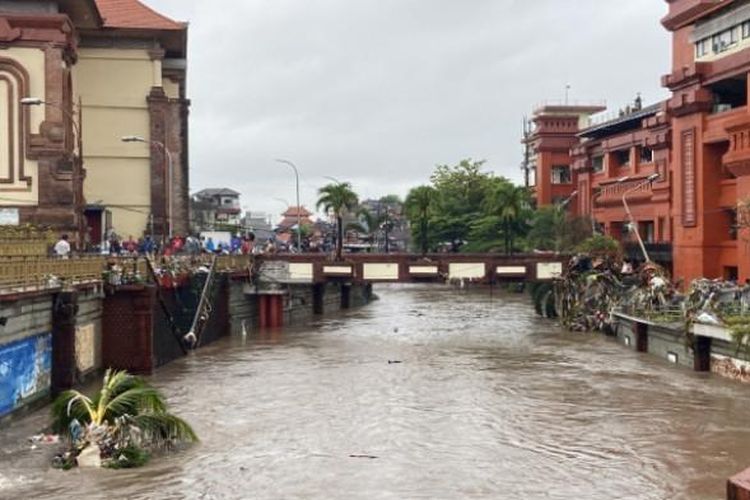Salah satu pedagang buah di Pasar Kumbasari, Ni Luh Sudiani (39) menuturkan mulanya tembok pembatas Tukad Badung jebol. Air pun masuk ke dalam pasar.