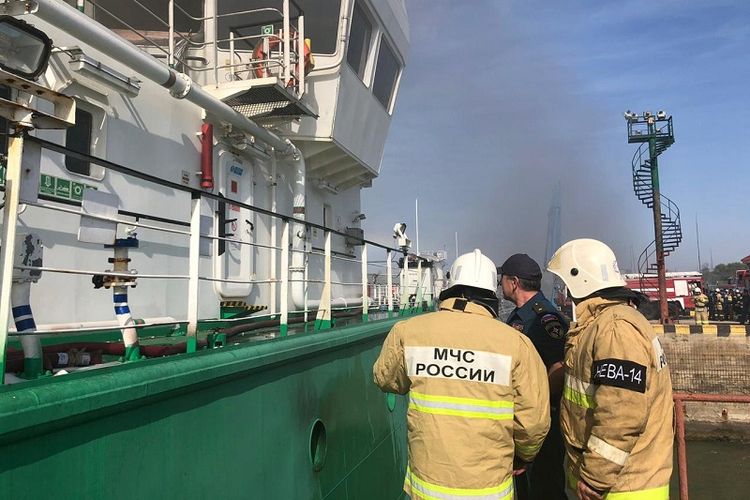 Operasi penyelamatan usai ledakan pada sebuah kapal tanker minyak di pelabuhan Makhachkala, Rusia, Selasa (11/6/2019). (Reuters)