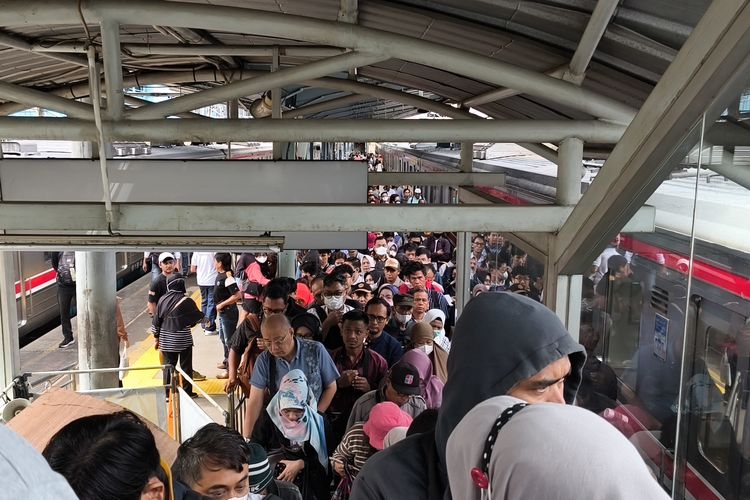 Tips Agar Tidak Bad Mood Saat Berdesakan di Transportasi Umum, Menurut Psikiater