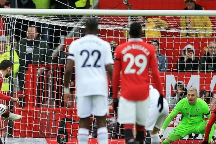 Pemain asal Portugal, Bruno Fernandes, mencetak gol untuk Man United saat melawan Crystal Palace dalam pekan ke-22 Liga Inggris 2022-2023. Laga Man United vs Crystal Palace digelar di Stadion Old Trafford pada Sabtu (4/2/2023).(Foto dari Lindsey Parnaby/AFP) 