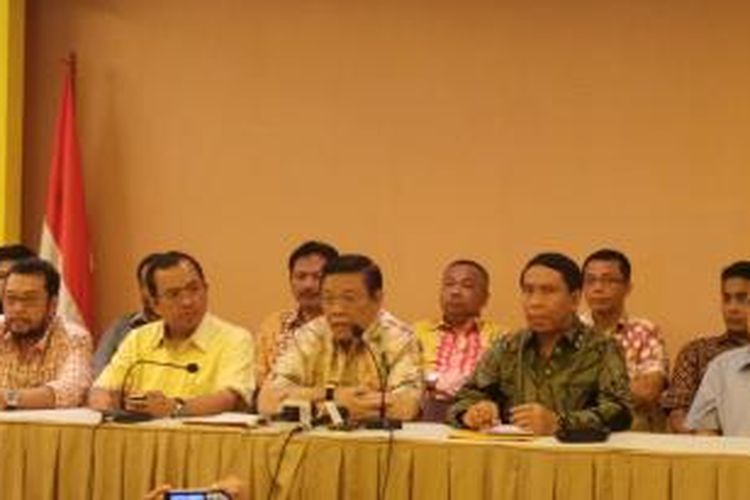 Ketua Umum Partai Golkar versi Munas IX Jakarta, Agung Laksono dalam jumpa pers di kantor DPP Partai Golkar, Jumat (12/12/2014).